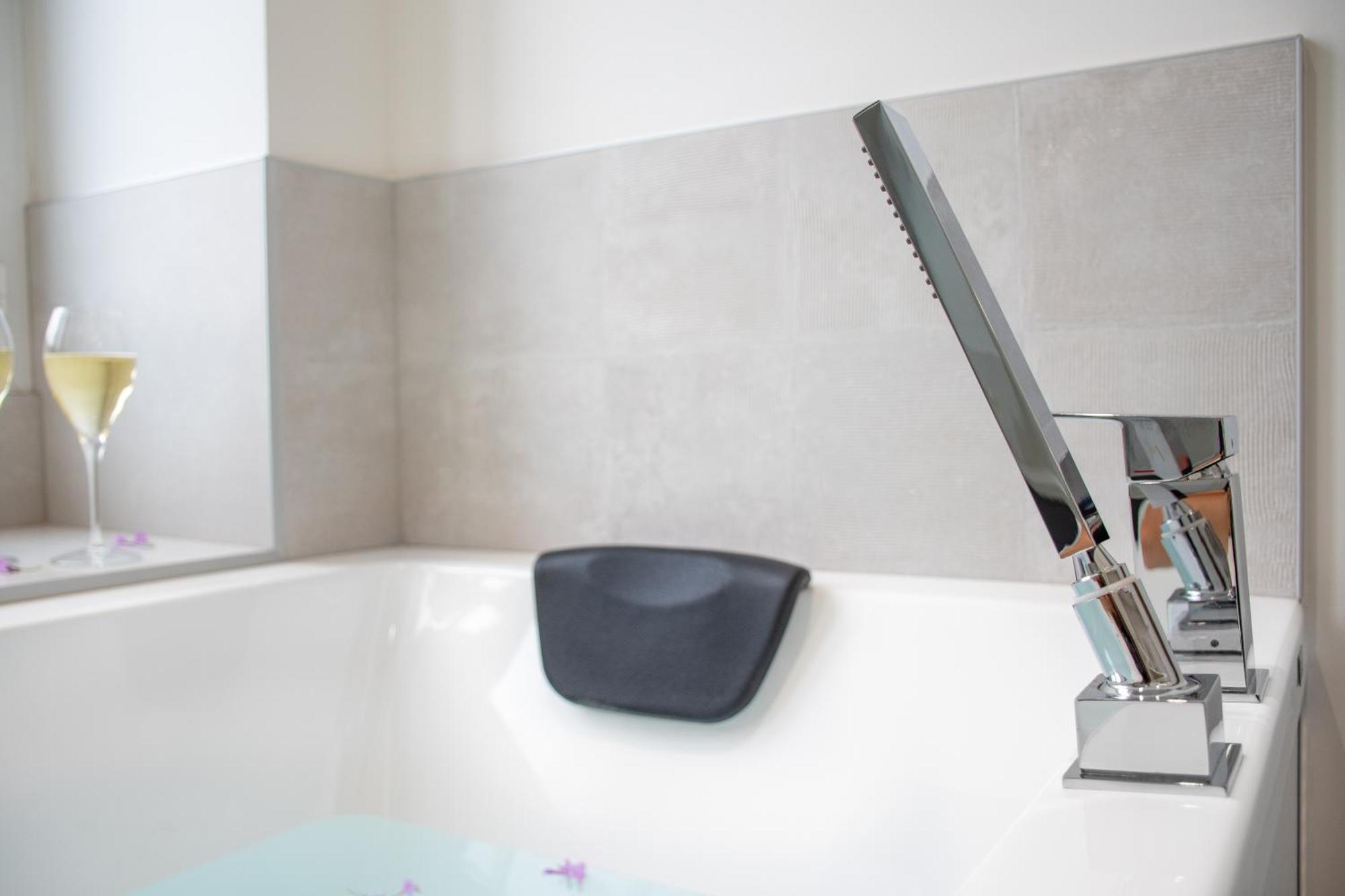L'Appartement Des Ducs Avec Baignoire Double Nantes Esterno foto